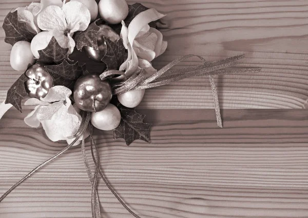 Vintage vánoční dekorace v dřevěné pozadí. Sépiový tón — Stock fotografie