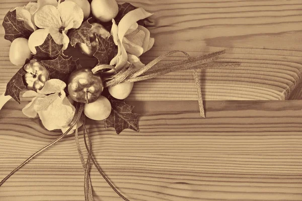 Vintage Christmas decoratie op houten achtergrond. In Sepia Toon — Stockfoto