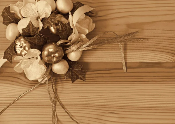 Vintage Dekorację świąteczną na podłoże drewniane. W sepii — Zdjęcie stockowe