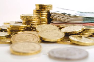 Rus parası ruble sikke ve banknot hafif bir arka plan üzerinde.