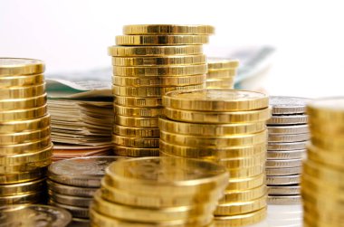 Rus parası ruble sikke ve banknot hafif bir arka plan üzerinde.