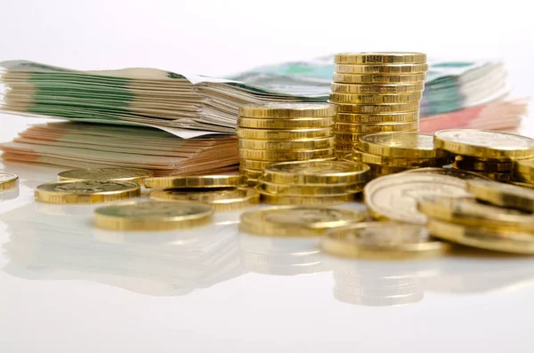 Russisches Geld Rubel Münzen und Banknoten auf hellem Hintergrund. — Stockfoto
