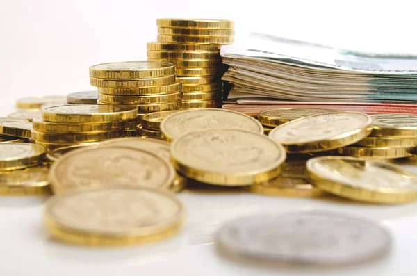 El dinero ruso rublos monedas y billetes en un fondo claro . —  Fotos de Stock
