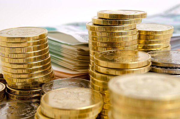 Российские рублевые монеты и банкноты на светлом фоне
.