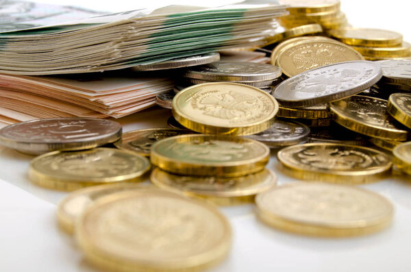 Российские рублевые монеты и банкноты на светлом фоне
.