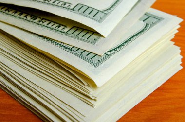 Yüz dolar faturaları bir sürü.