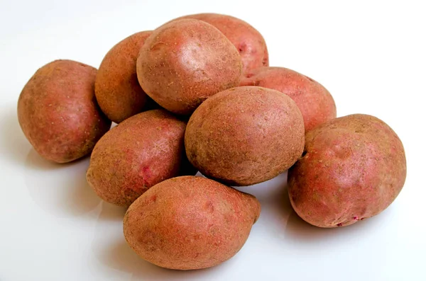 Aardappelen roze op een lichte roze achtergrond. — Stockfoto