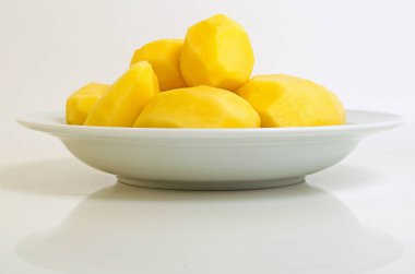 bir plaka üzerinde saf ham patates.