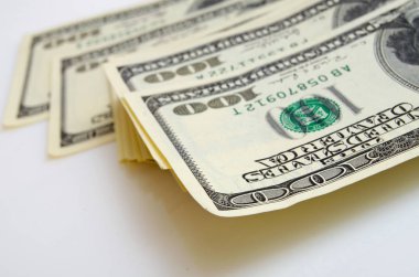 Yüz dolar faturaları bir sürü.