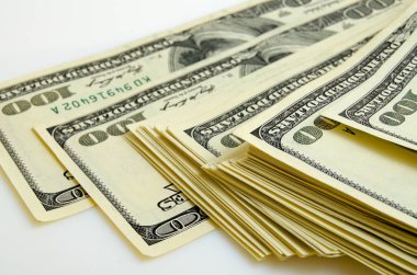 Yüz dolar faturaları bir sürü.