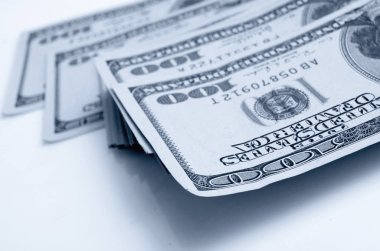 Yüz dolar faturaları bir sürü.