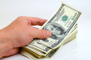 Yüz dolar faturaları elinde.