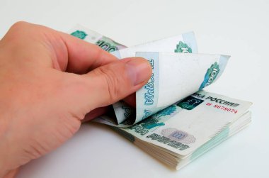 Elinde birçok ruble.