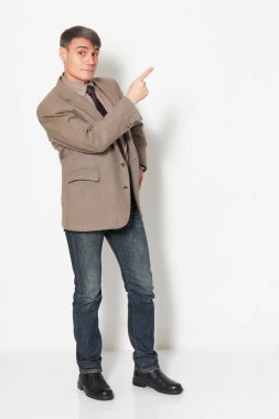 Açık renkli bir ceket gömlek ve pantolon giyen işadamı