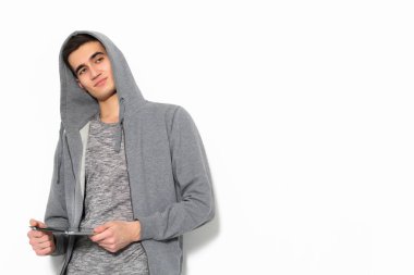 Tablet ile güzel adam.