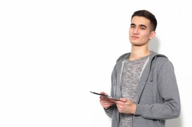 Tablet ile güzel adam.