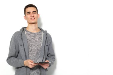 Tablet ile güzel adam.