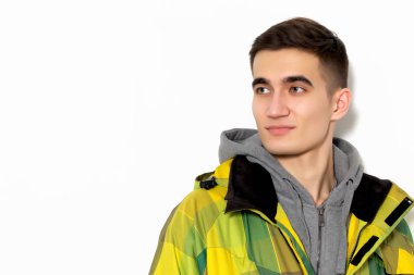 yakışıklı genç bir adam.