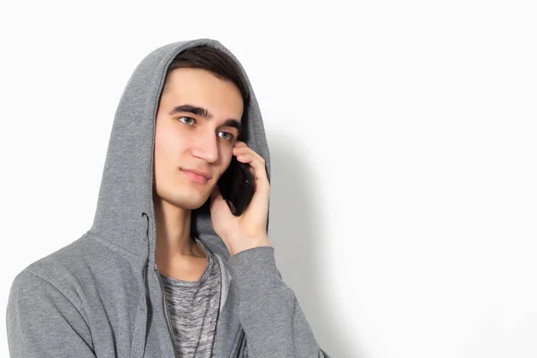 Bellissimo ragazzo che parla al cellulare . — Foto Stock