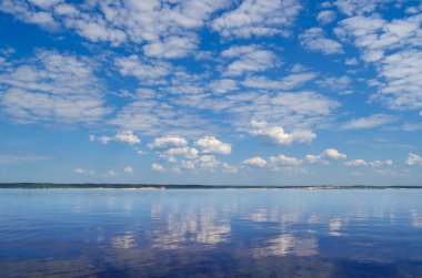 Bulutlar ile yatay ve geniş nehir gökyüzü.