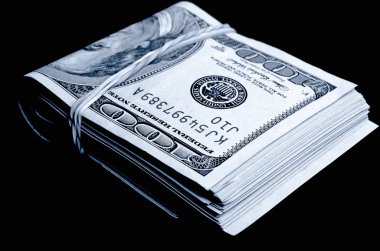 Yüz dolarlık banknotlar sürüsü ikiye katlanmış bir rubbe tarafından gerilmiş