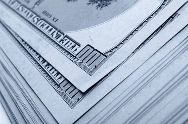 Yüz dolar faturaları bir sürü.