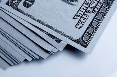 Yüz dolar faturaları bir sürü.
