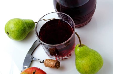 Meyve ve şarap hafif bir arka plan üzerinde.