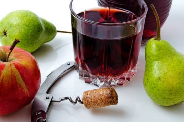 Meyve ve şarap hafif bir arka plan üzerinde.