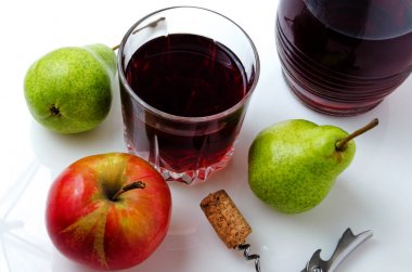 Meyve ve şarap hafif bir arka plan üzerinde.