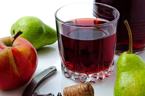 Obst und Wein auf hellem Hintergrund. — Stockfoto