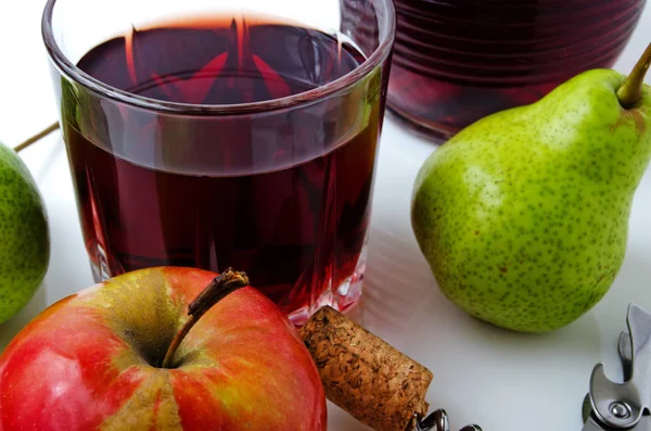 Obst und Wein auf hellem Hintergrund. — Stockfoto