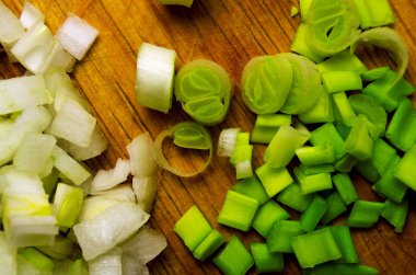 Kesme tahtasında dilimlenmiş soğan..