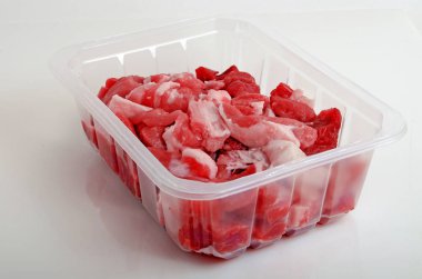 Bir kap içinde dilimlenmiş et çiğ.