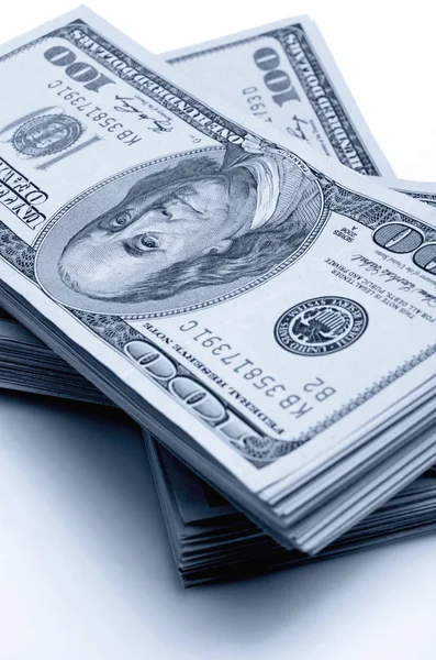 Embalagens de dólares americanos em dinheiro no valor de cem dólares em uma luz ba — Fotografia de Stock