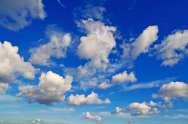 Bulutlu mavi gökyüzü.