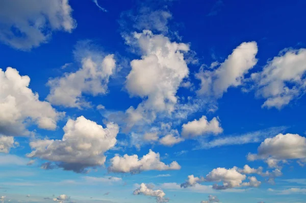 Blå himmel med moln. — Stockfoto