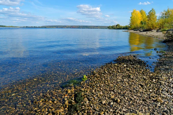 Hermoso paisaje con un río. —  Fotos de Stock