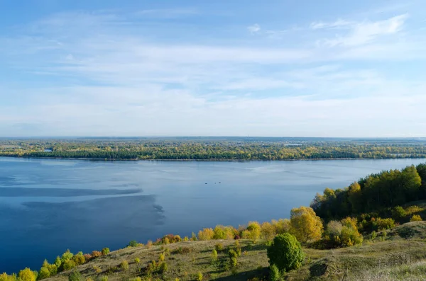 Vol d'oiseau haut lieu surplombant la Volga rivière en République Tchouva — Photo