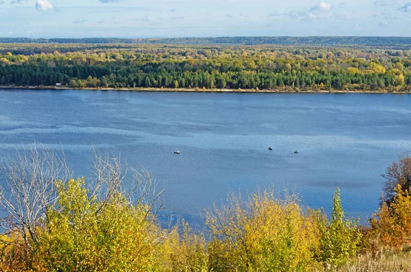 Vuelo de aves lugar alto con vistas al río Volga en la república Chuva —  Fotos de Stock