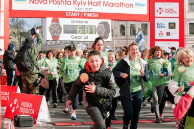 Herbalife Nova Poshta Kiev yarı maraton takımda. 09 Nisan 2017. Kyiv, Ukrayna