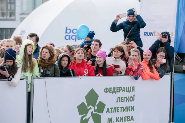 球迷对新星波什塔基辅半程马拉松赛。2017 年 4 月 9 日。基辅，乌克兰 — 图库照片