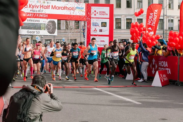 Nova Poshta Kiev yarı maraton başlangıcı. 09 Nisan 2017. Kyiv, Ukrayna — Stok fotoğraf