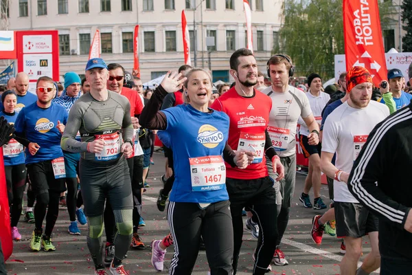 Meia Maratona Nova Poshta Kyiv. 09 de abril de 2017. Kiev, Ucrânia — Fotografia de Stock