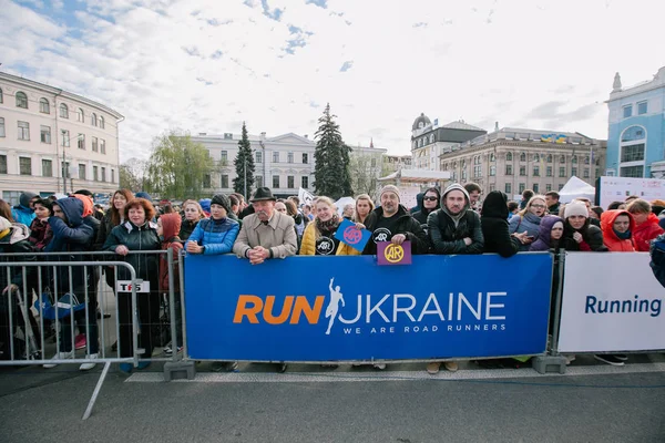 Fans op Nova Poshta Kiev Halve Marathon. 09 april 2017. Kiev, Oekraïne Stockafbeelding
