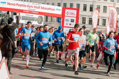 Nova Poshta Kiev yarı maraton başlayan insanlar. 09 Nisan 2017. Ukrayna