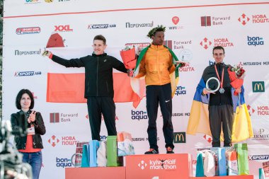 Nova Poshta Kiev Yarı Maratonu'nda 21 km'lik bir mesafe için yarışta erkekler arasında ödül kazananlar. 09 Nisan 2017