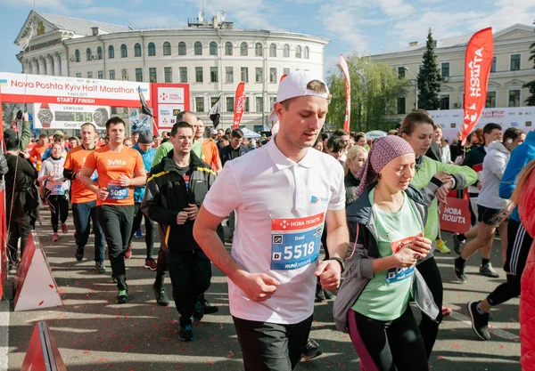 Az emberek kezdve a Nova Poshta Budapest Félmaraton. 2017. április 09.. Ukrajna — Stock Fotó