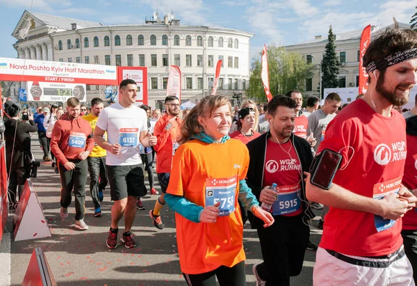 La gente inizia la mezza maratona di Nova Poshta Kyiv. 09 aprile 2017. Ucraina — Foto Stock