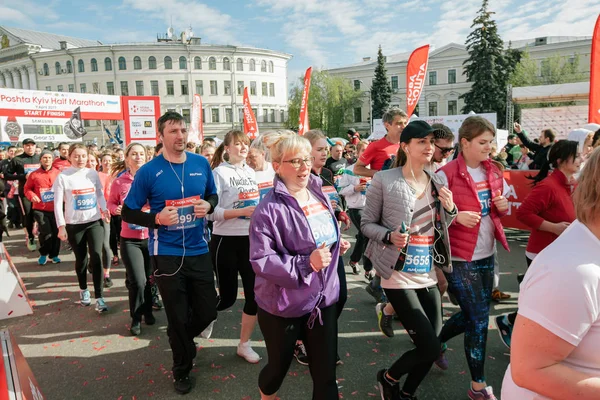 Pessoas que começam na Meia Maratona Nova Poshta Kyiv. 09 de abril de 2017. Ucrânia — Fotografia de Stock